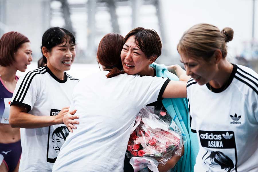 駆け付けた福部真子と抱き合う寺田明日香【写真：中戸川知世】