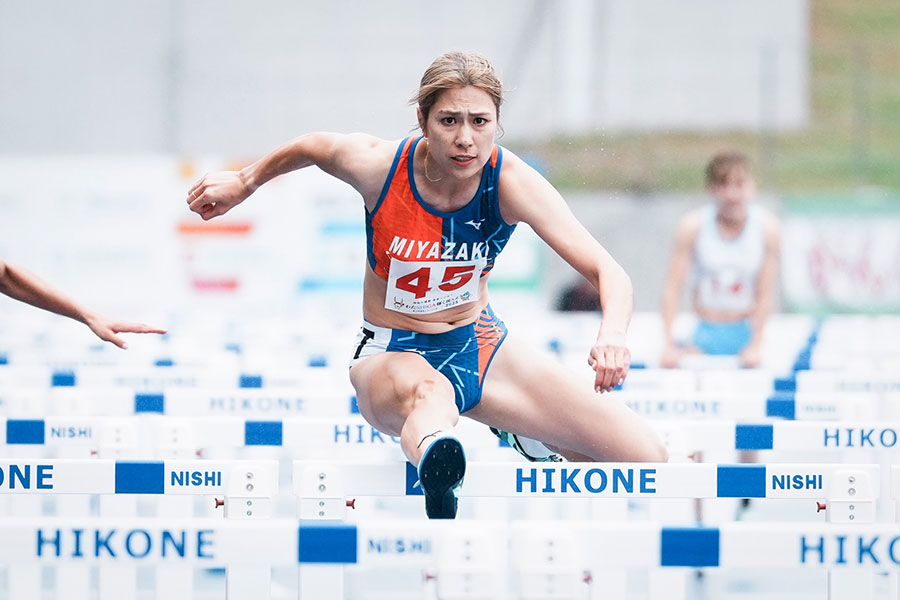 成年女子100メートル障害で優勝した清山ちさと【写真：中戸川知世】