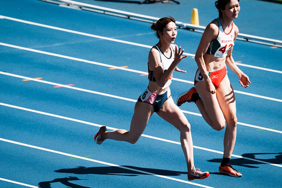 成年女子100メートル準決勝で組1着で駆け抜けた中島ひとみ（左）【写真：中戸川知世】