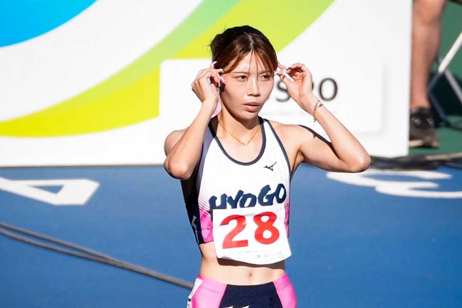 成年女子100メートル決勝で2位となった中島ひとみ(中央)【写真:中戸川知世】