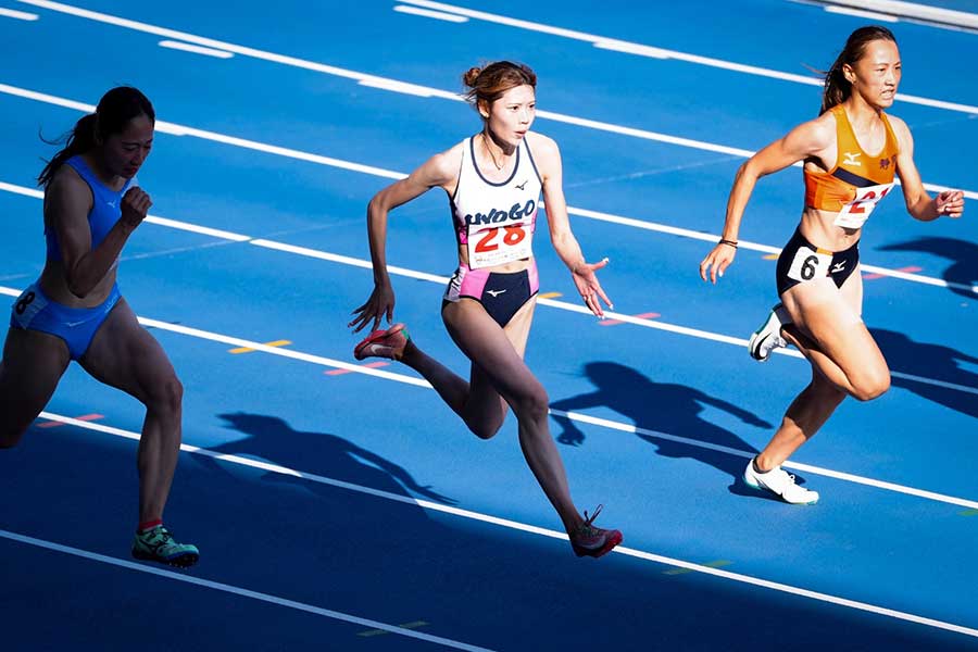 成年女子100メートル決勝で2位となった中島ひとみ（中央）【写真：中戸川知世】