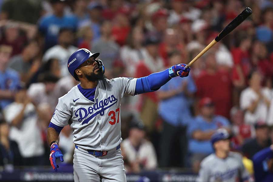 逆転3ランを放ったテオスカー・ヘルナンデス【写真：ロイター】