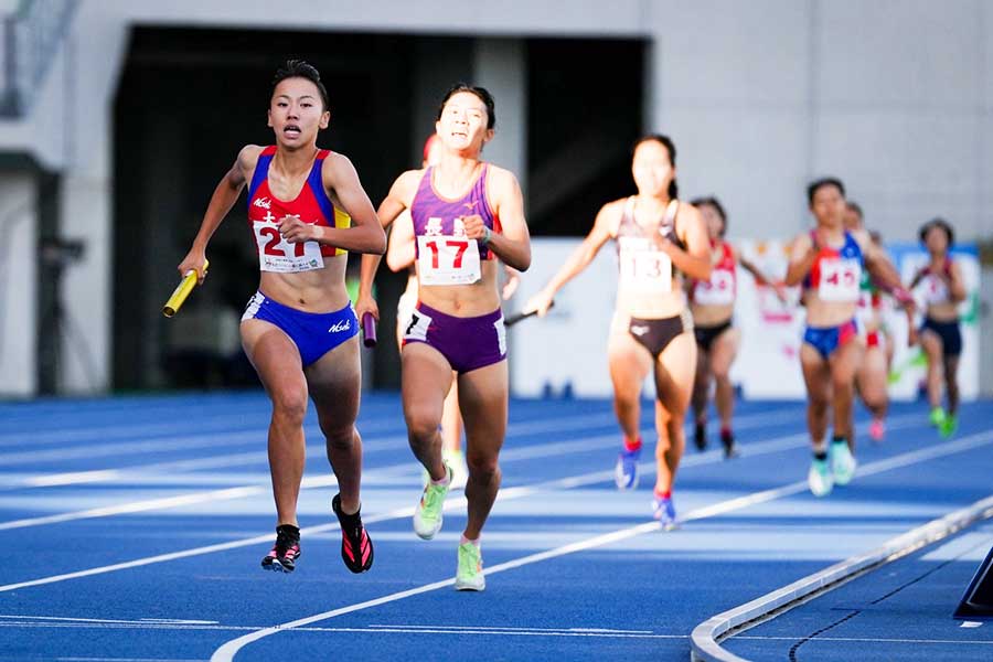 マイルリレーに参戦し、1着でフィニッシュした久保凛（手前）【写真：中戸川知世】