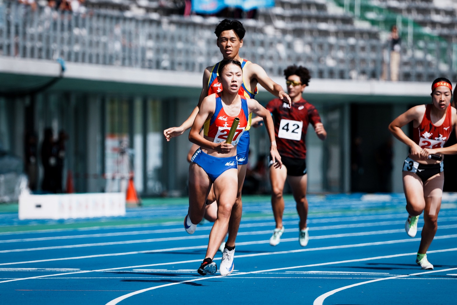 決勝でバトンを受け走り出す久保凛【写真：中戸川知世】