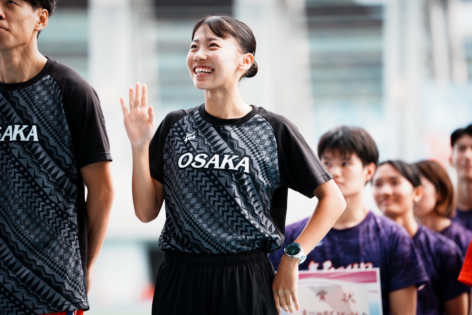 表彰式で客席に笑顔で手を振る久保【写真：中戸川知世】