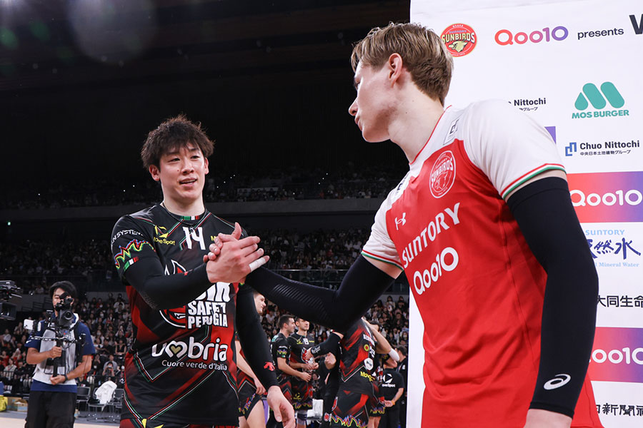 握手を交わす石川祐希(左)と高橋藍【写真:WCS2025提供】