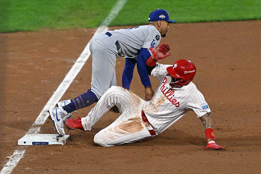 三塁でアウトになるフィリーズのカステヤノス【写真：アフロ】