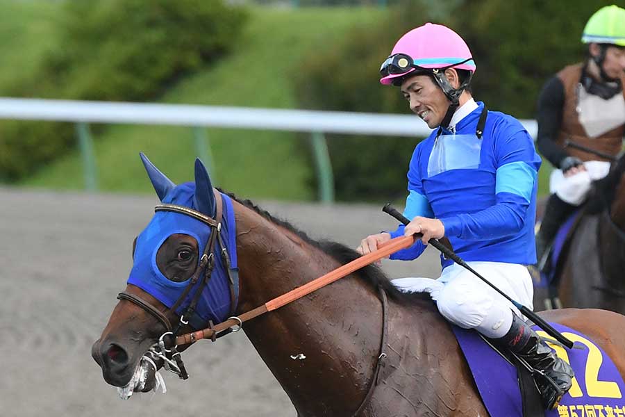 戸崎圭太とナルカミ【写真：産経新聞社】