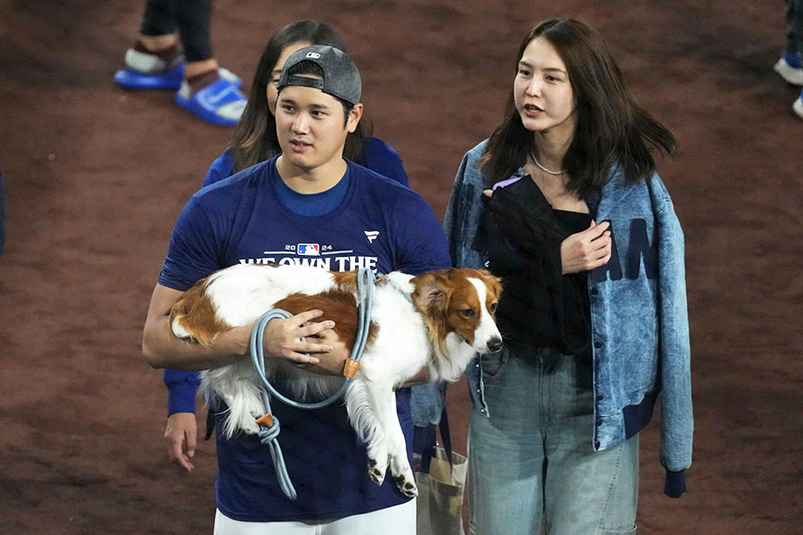 ドジャースの大谷翔平（左）と妻・真美子さん【写真：AP/アフロ】