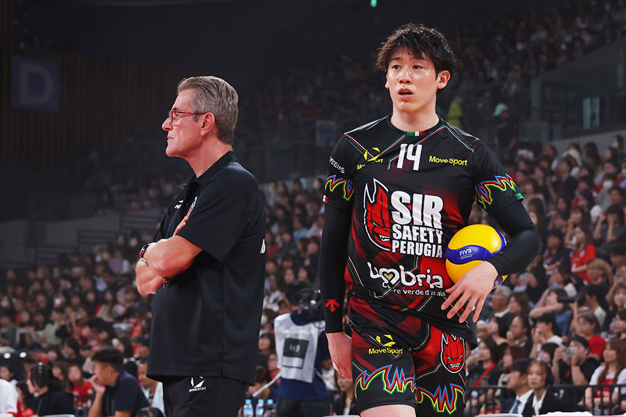 ペルージャのロレンツェッティ監督（左）と石川祐希【写真：YUTAKA/アフロスポーツ】