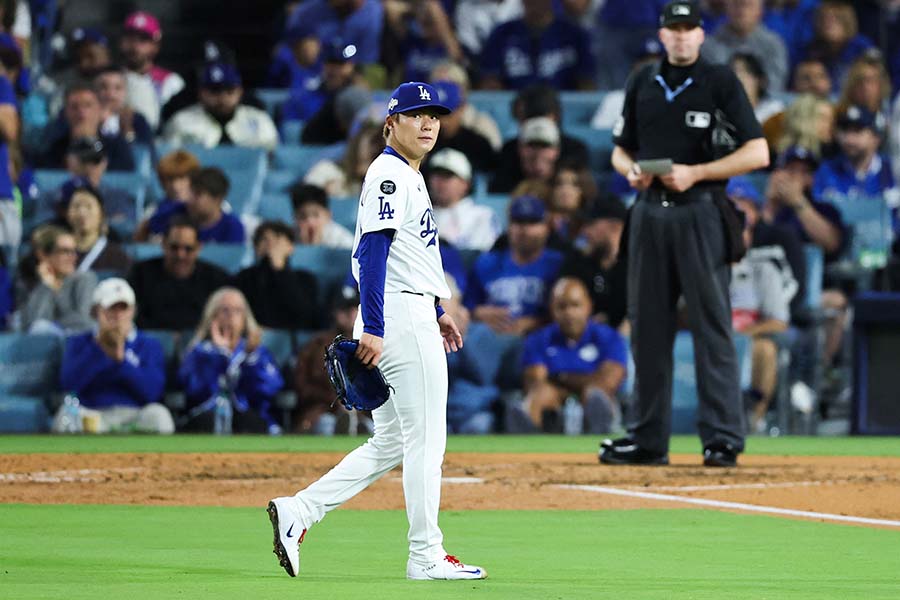 先発したドジャースの山本由伸。この日シュワーバーに一発を浴びた【写真：ロイター】