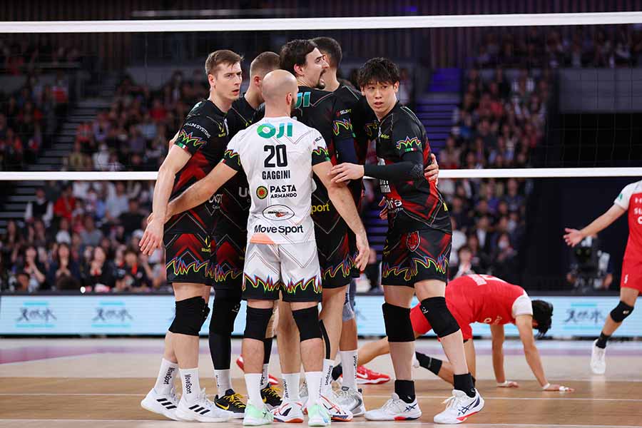 石川祐希の所属するペルージャがサンバーズとの親善試合に勝利【写真：YUTAKA/アフロスポーツ】