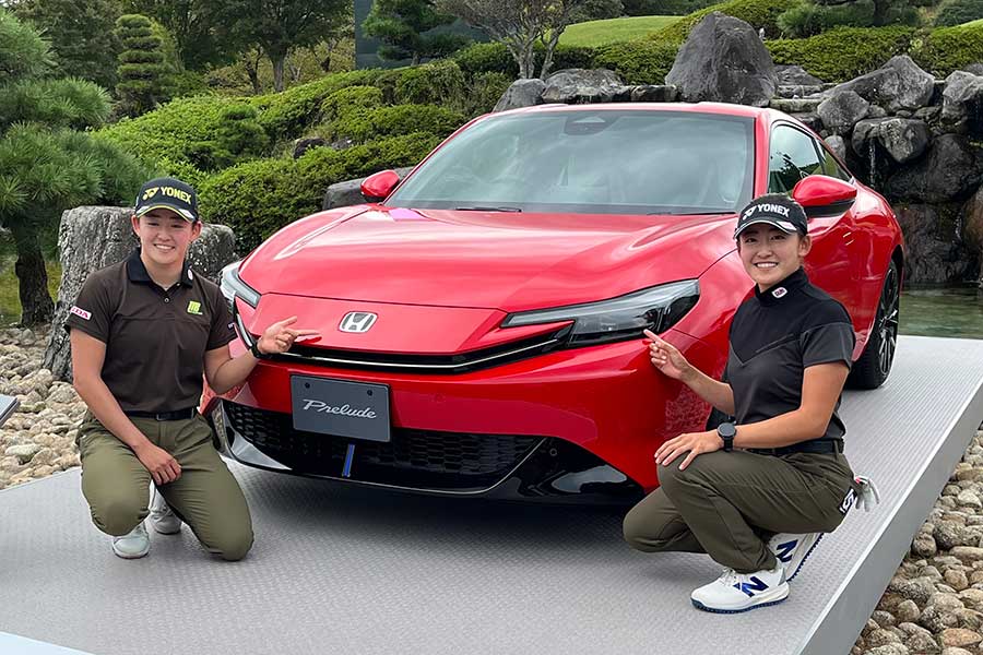 ホンダ・プレリュードの前に座り、笑顔で記念撮影に応じた岩井明愛（左）と千怜【写真：柳田通斉】