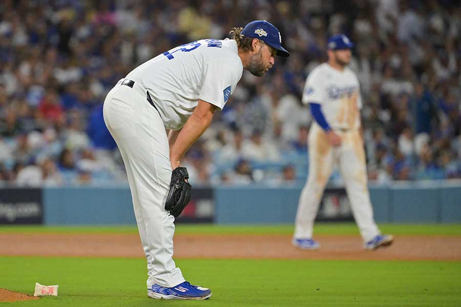 8回に被弾して膝に手をつくドジャースのクレイトン・カーショー【写真：ロイター】