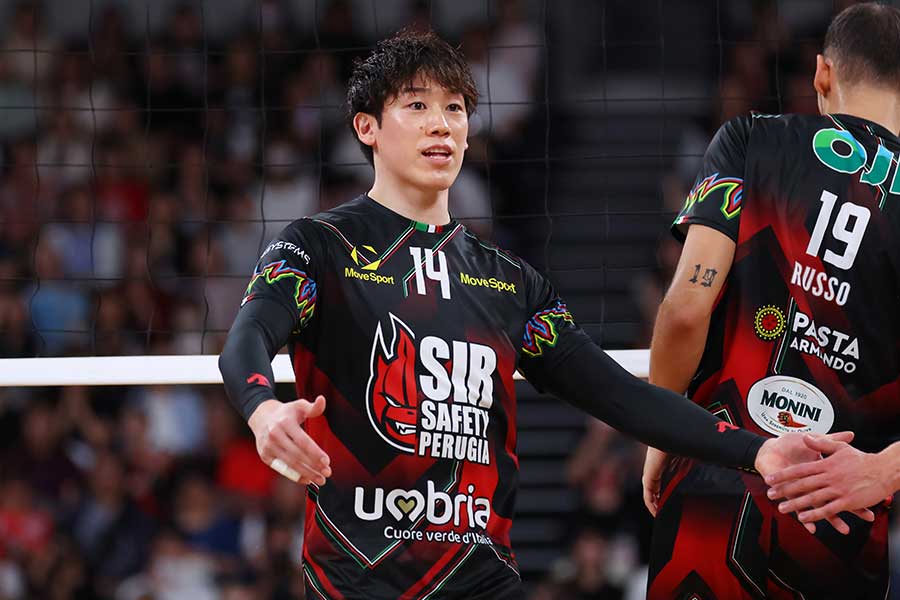 サントリーと対戦したペルージャの石川祐希【写真：YUTAKA/アフロスポーツ】