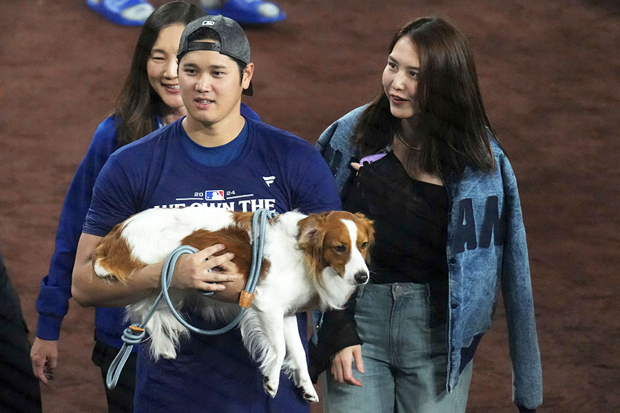 ドジャースの大谷翔平（中央）と妻の真美子さん（右）【写真：AP/アフロ】