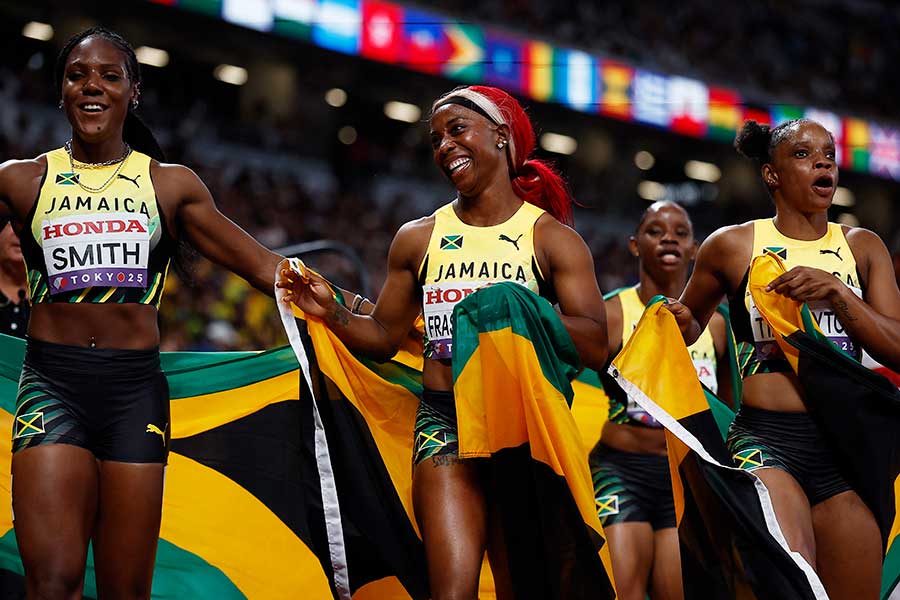 有終の美を飾ったフレイザープライス（中央）は若者たちへアドバイスを送った【写真：ロイター】