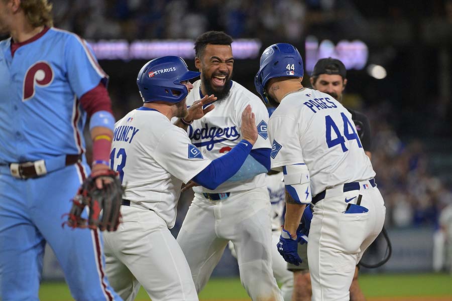 サヨナラ勝ちし喜ぶハペスらドジャースの選手たち【写真：ロイター】