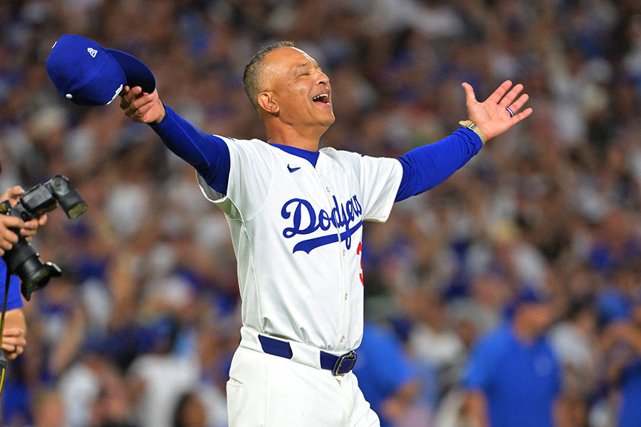 サヨナラ勝ちを収め喜ぶドジャースのデーブ・ロバーツ監督【写真：ロイター】