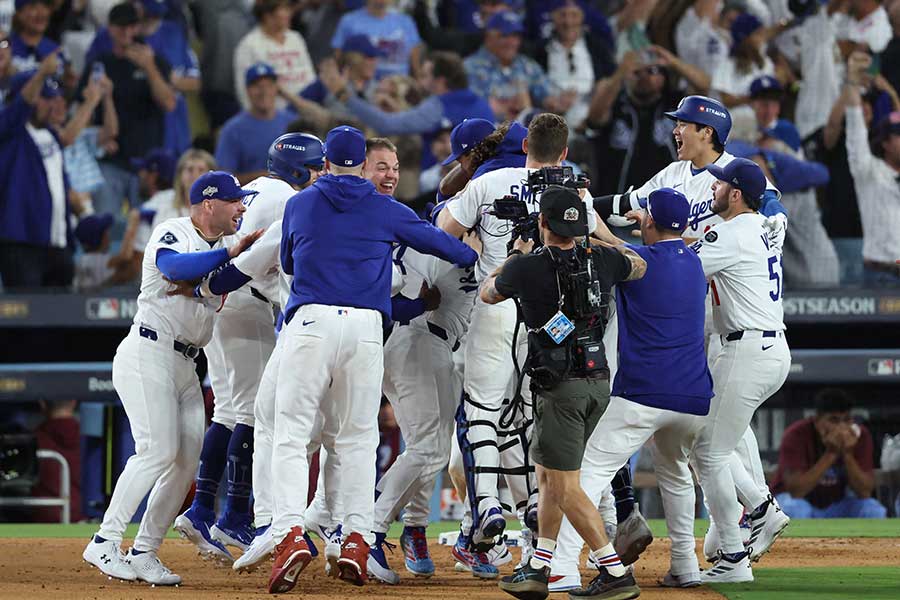 まさかのサヨナラ勝ちを収め喜ぶドジャースの選手たち【写真：ロイター】