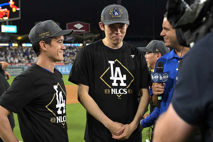 フィリーズ打線を完璧に抑えてインタビューを受けるドジャースの佐々木朗希（中央）【写真：ロイター】