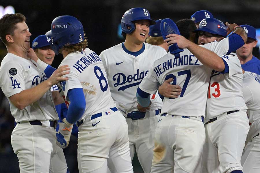 リーグ優勝決定シリーズ進出を決めて味方と喜ぶドジャースの大谷翔平【写真：ロイター】