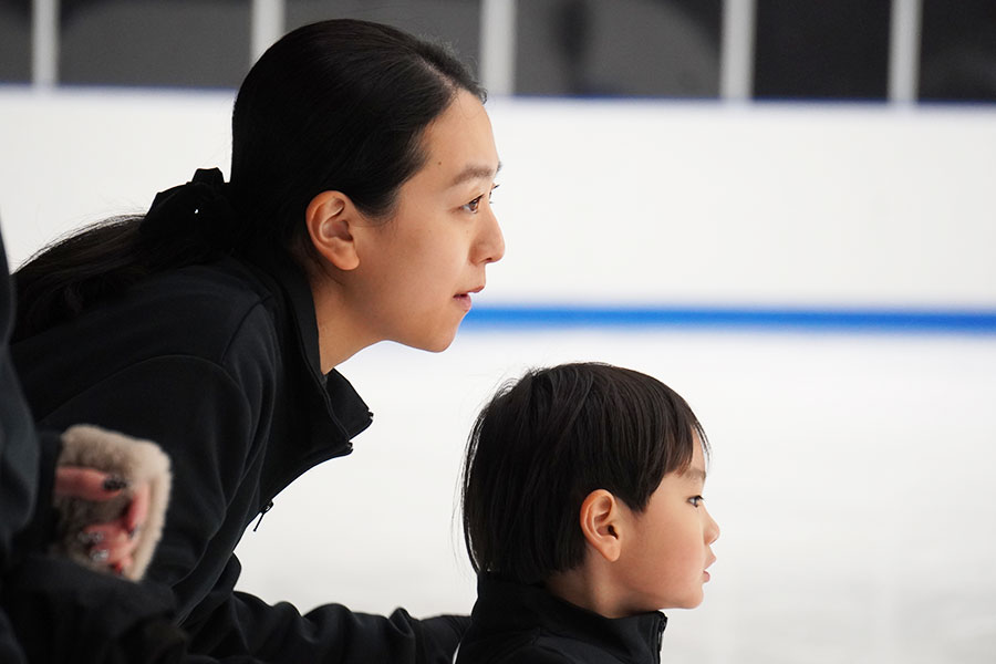 生徒一人ひとりに寄り添って指導する浅田真央さん【写真：澤田直人】
