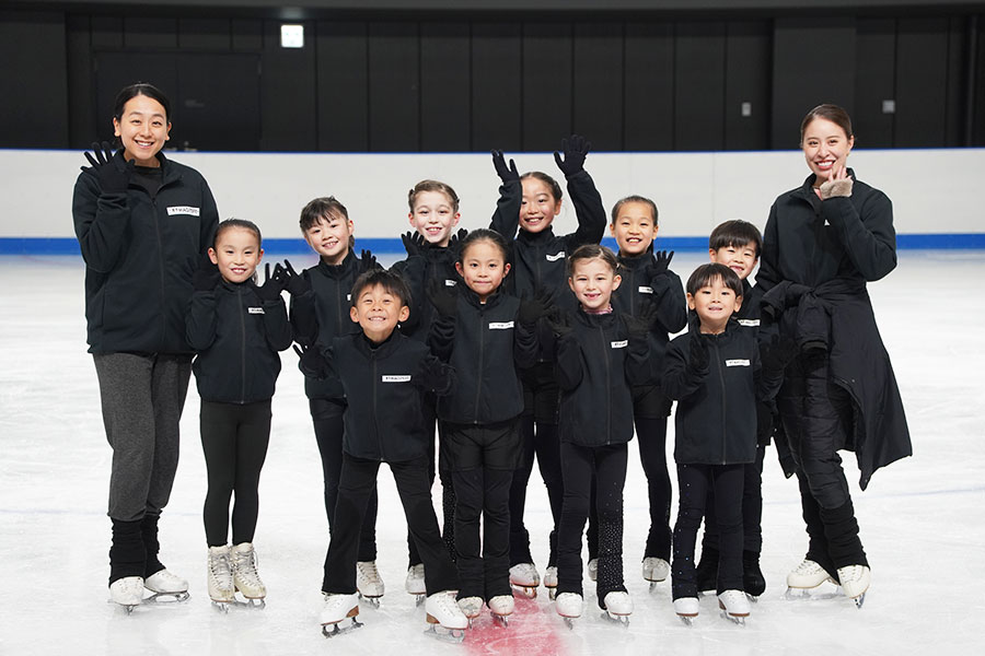 笑顔を弾けさせる子どもたちと浅田さん（左）【写真：澤田直人】