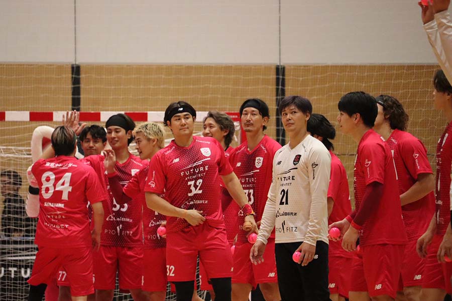 大逆転で勝利を手にしたジークスター東京の選手たち【写真:編集部】