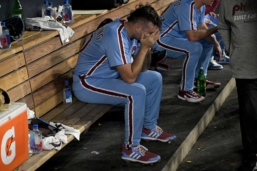 ベンチで落ち込むフィリーズのオライオン・カーカリング【写真：ロイター】