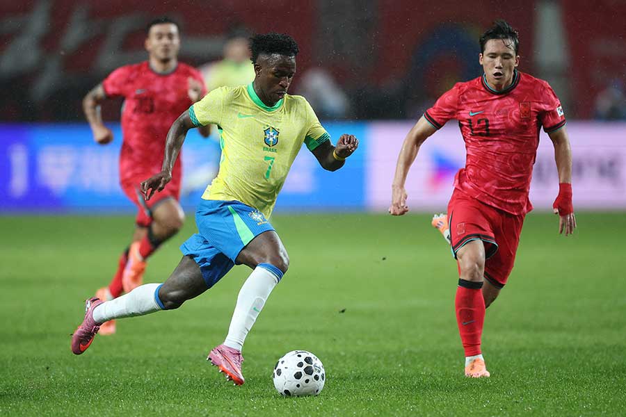 後半32分、独走するブラジルのヴィニシウス【写真:ロイター】