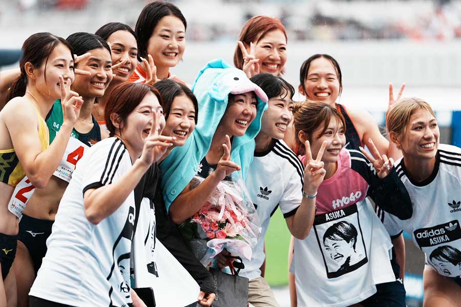 仲間からの思わぬサプライズ演出、花束を手に撮影に応じる寺田明日香（中央）【写真：中戸川知世】