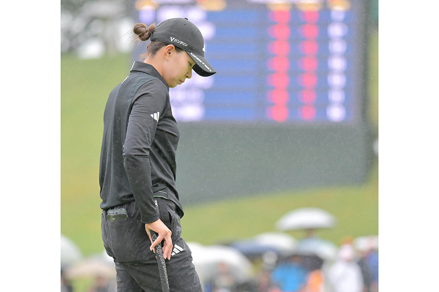スタンレーレディス2日目、18番グリーンでうつむく渋野日向子【写真:スポーツ報知/アフロ】