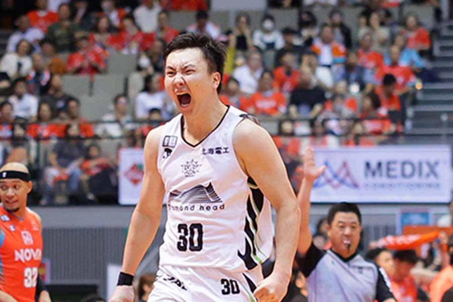 スーパーシュートで勝利に貢献したレバンガ北海道の富永啓生【写真：B.LEAGUE】