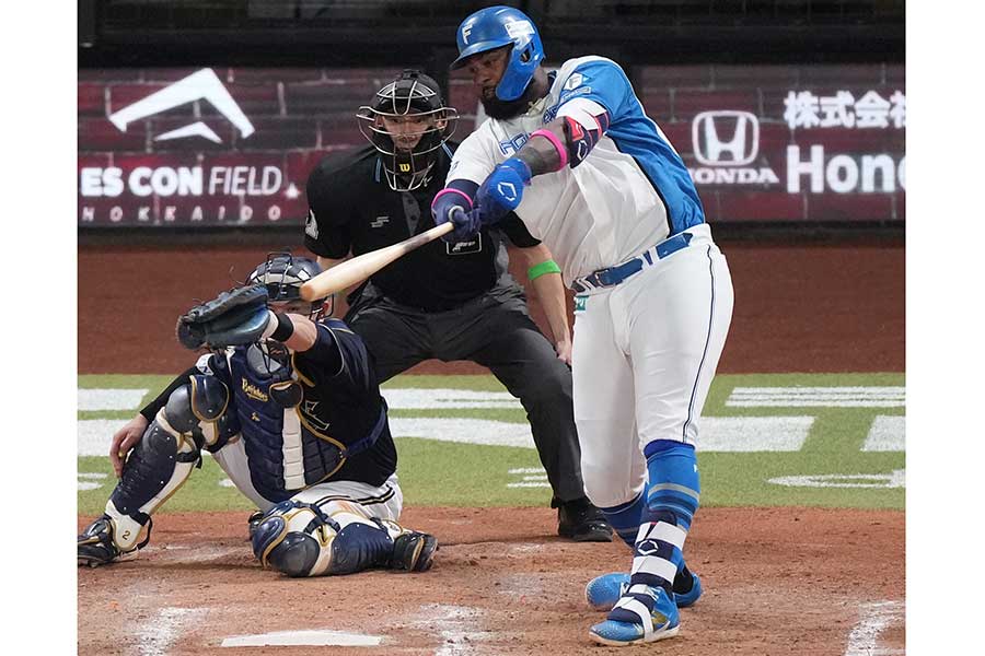 8回に決勝タイムリーを放った日本ハムのレイエス（右）【写真：産経新聞社】