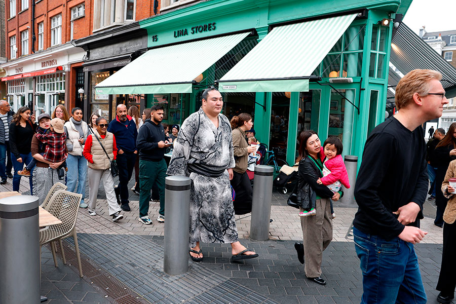 大相撲の英国ロンドン公演のため、現地入りした力士【 写真:ロイター/アフロ】