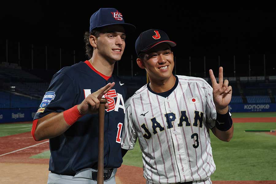日米のドラ1候補が見せた笑顔…右は立石、左はチョロウスキー【写真：羽鳥慶太】