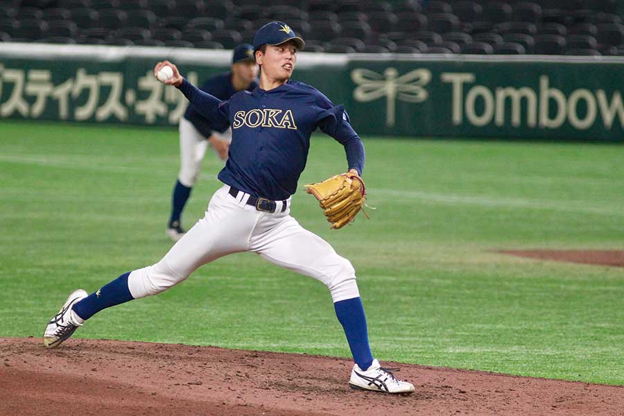 東京ドームで投げた山崎は、手足の長さがひときわ目立つ【写真：羽鳥慶太】