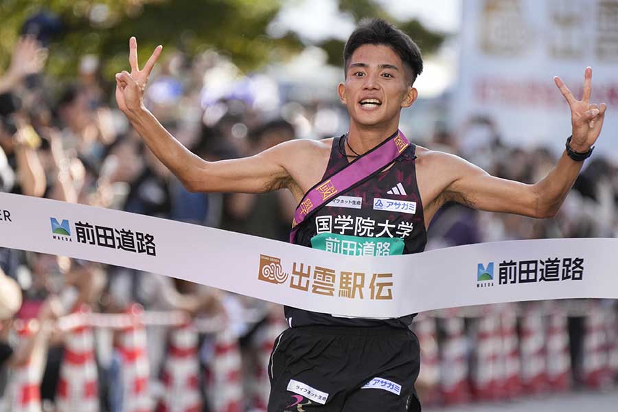 トップでゴールする国学院大の上原琉翔【写真：産経新聞社】