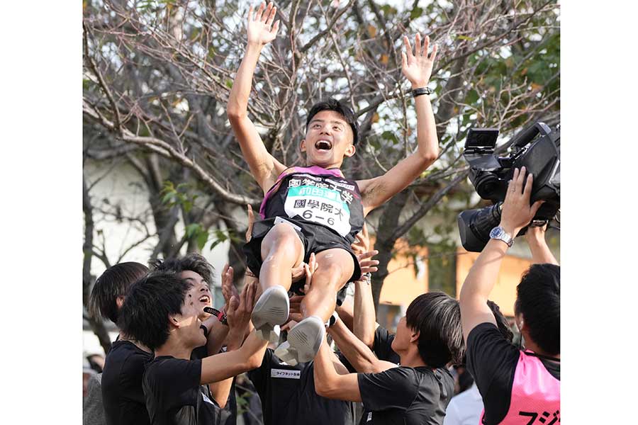 メンバーから胴上げされる国学院大の上原琉翔【写真：産経新聞社】