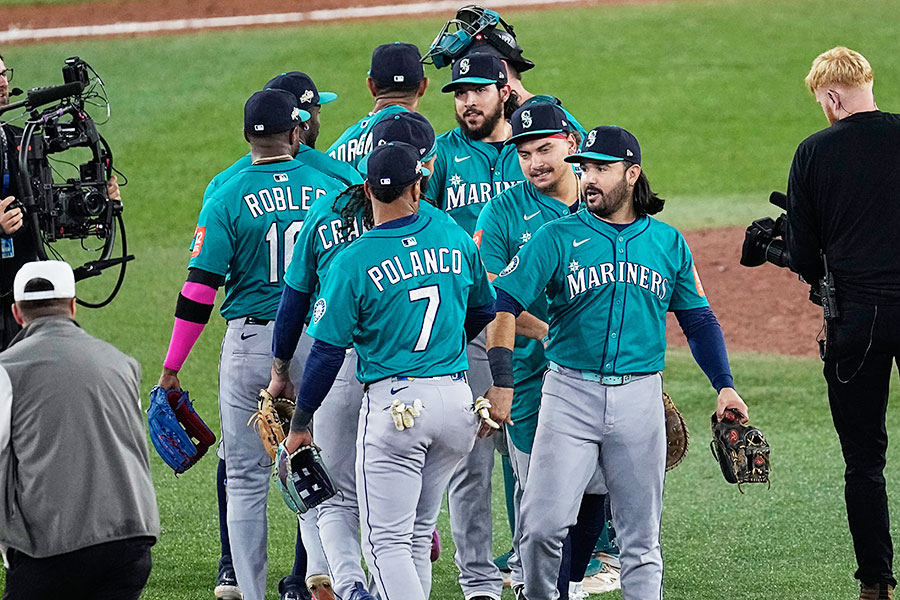 ブルージェイズとの試合に勝利し、喜びを分かち合うマリナーズナイン【写真:AP/アフロ】
