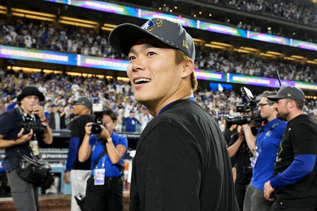 188万円の高級品は「もしかして…」 山本由伸、敵地入りコーデに