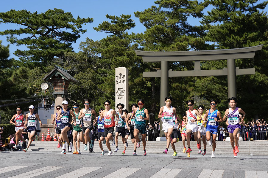 米国アイビーリーグ選抜のアンカーの振る舞いに称賛が送られた【写真:産経新聞社】