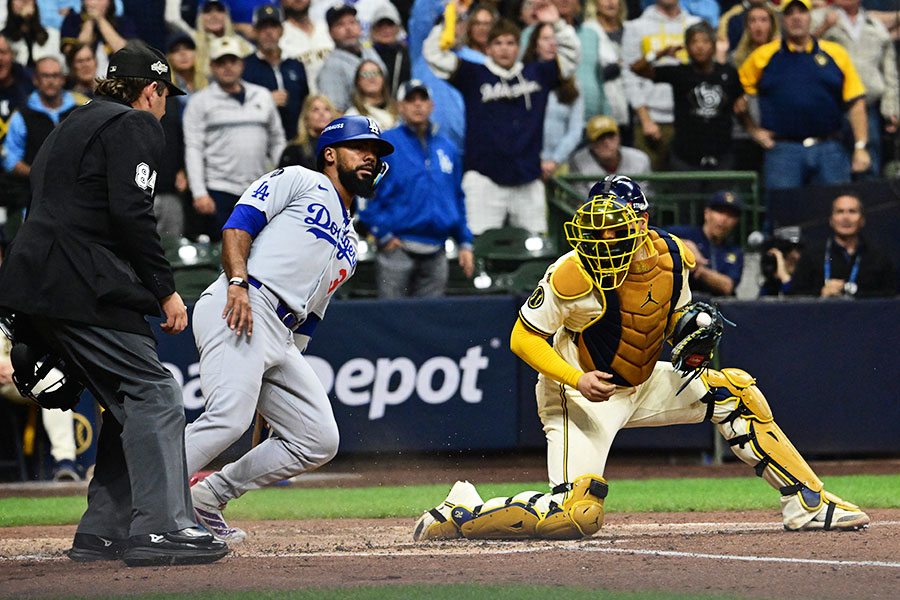 ブルワーズ戦、4回に本塁でアウトになったドジャースのテオスカー・ヘルナンデス（左）【写真：ロイター】