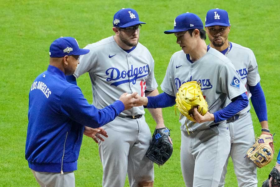 ブルワーズ戦、9回途中に降板するドジャースの佐々木朗希【写真：ロイター】