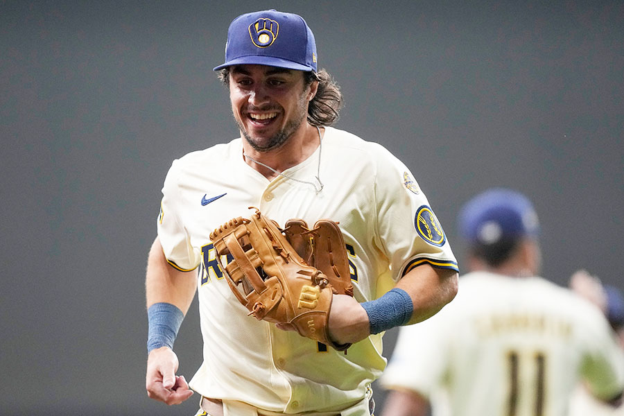 3つ目のアウトを奪い笑顔を見せたブルワーズのフリリック【写真：AP/アフロ】