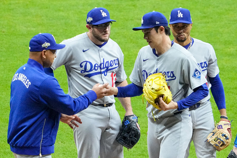 ドジャースの佐々木朗希(右から2人目)【写真:ロイター】