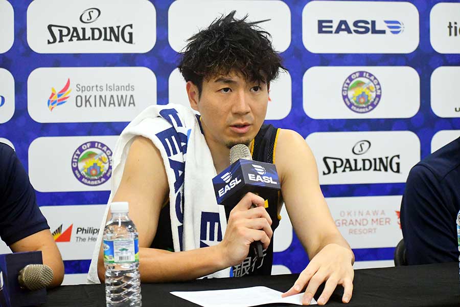 記者会見で質問に応じる比江島慎【写真:長嶺真輝】