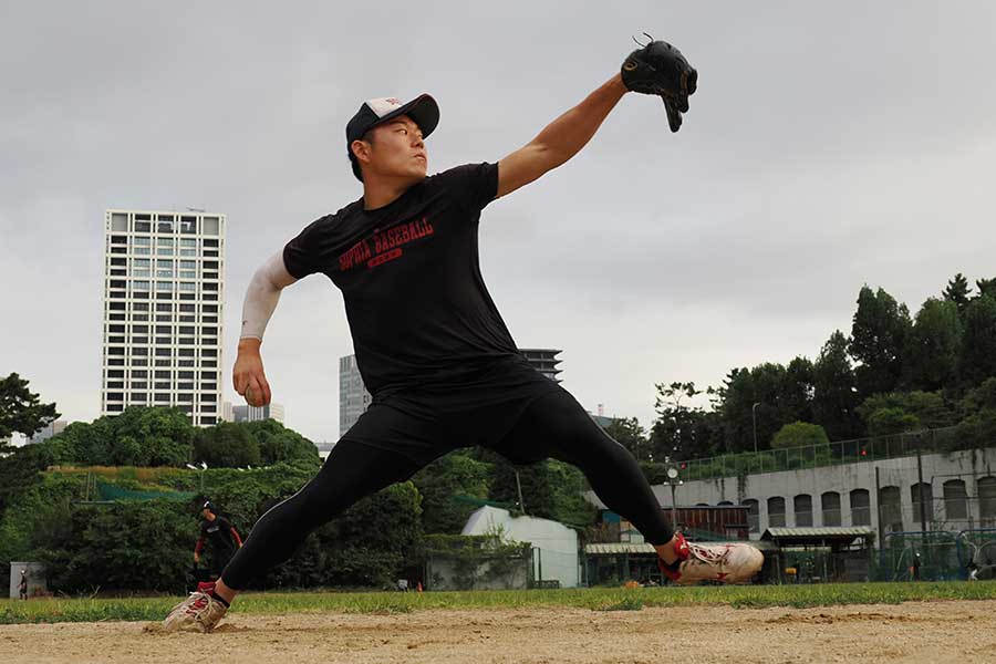 都会の真ん中のグラウンドで、工夫しながら練習する正木【写真：羽鳥慶太】