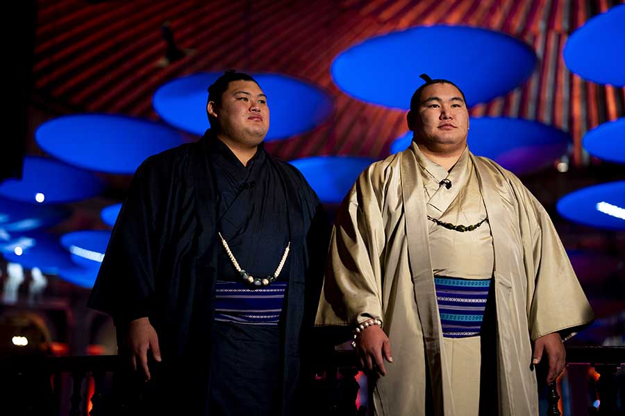 ロイヤル・アルバート・ホールでインタビューを受ける大の里（左）と豊昇龍【写真：PA Images/アフロ】